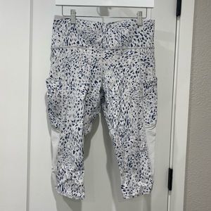 Athleta cropped yoga tights/leggings in white/blue/gray. Sz L.